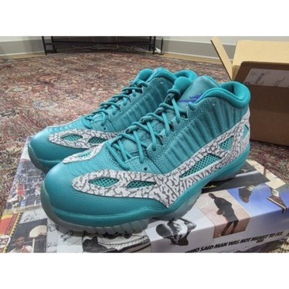 Athletic_Shoes